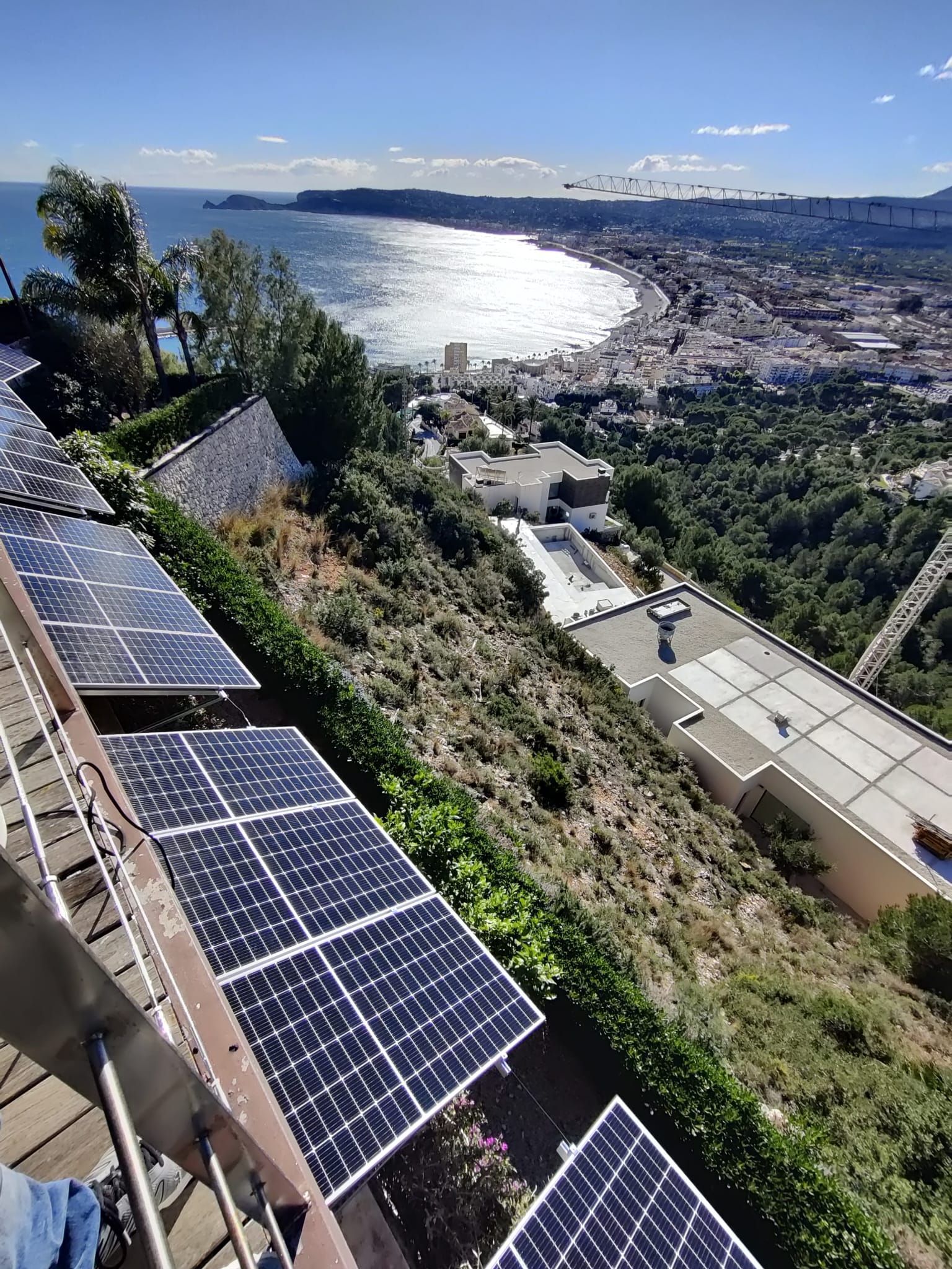 Una vista aérea de una casa con paneles solares en el techo.