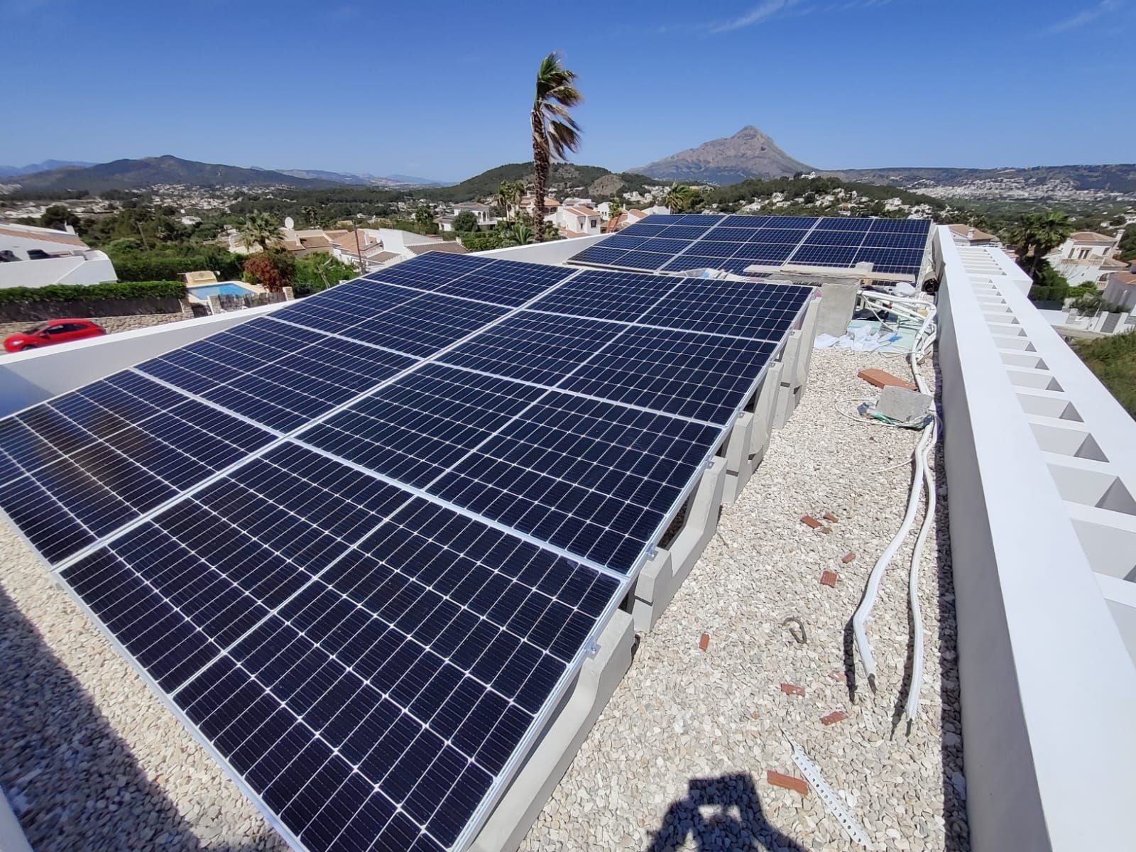 Un techo con muchos paneles solares.