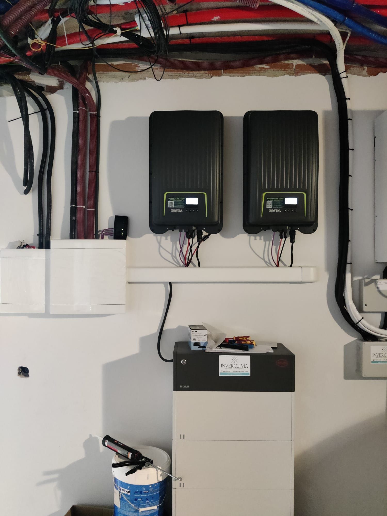 Dos paneles solares están colgados en una pared de una habitación.