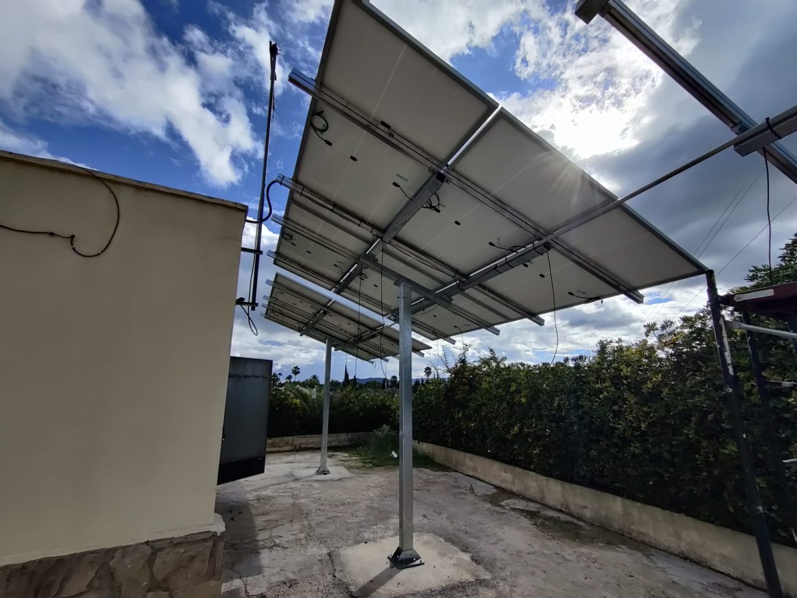 Una fila de paneles solares están situados delante de un edificio.