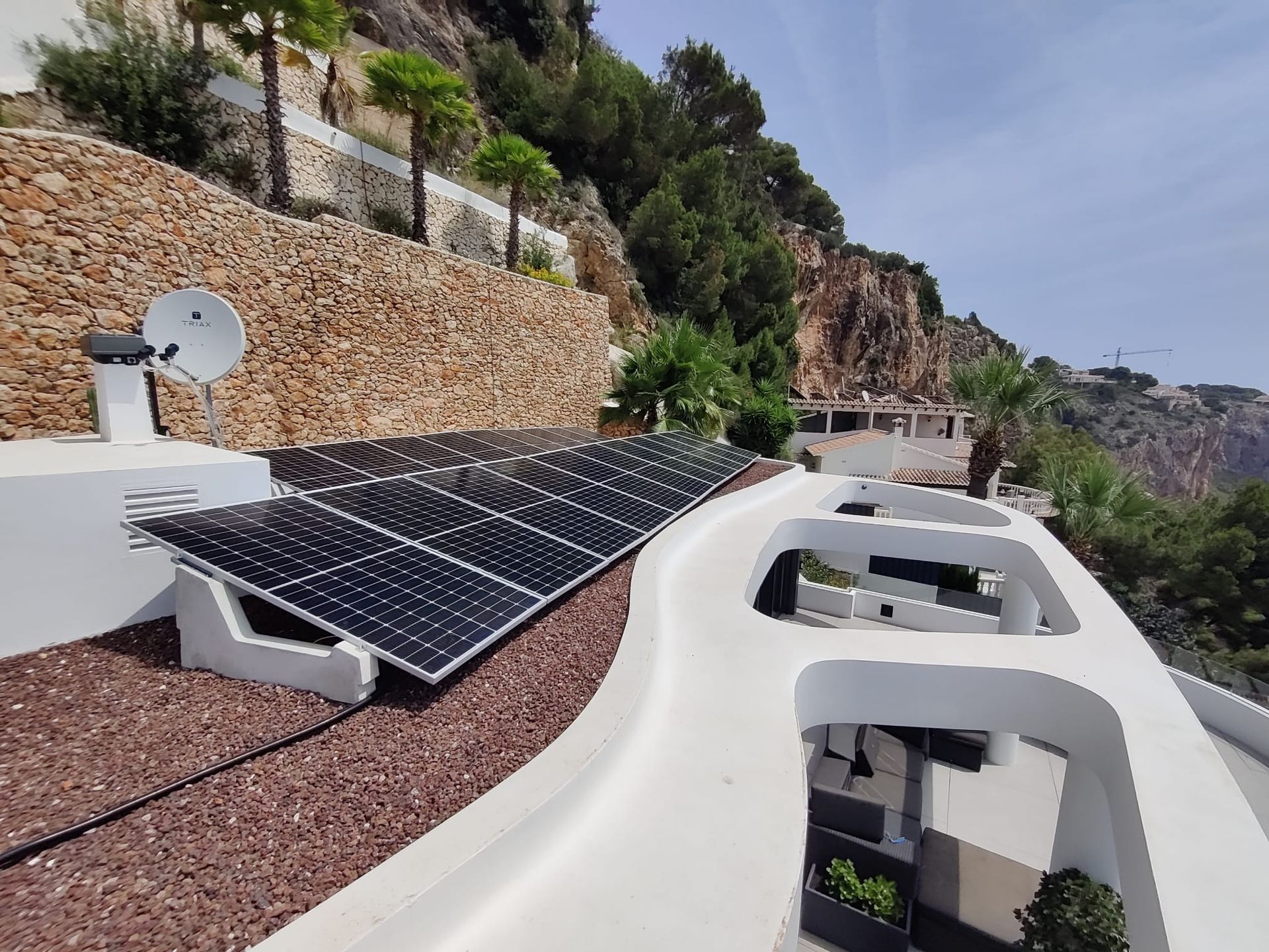 Una fila de paneles solares en el costado de un edificio.