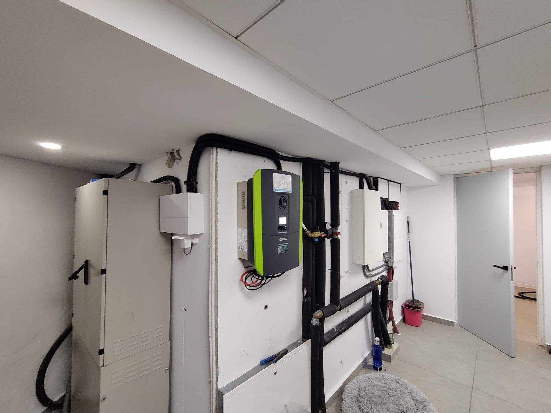 Una habitación con mucho equipo eléctrico en la pared.