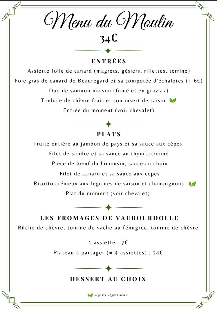 Longue table dressée à l'extérieur avec verres à vin, couverts, serviettes et sets de table.