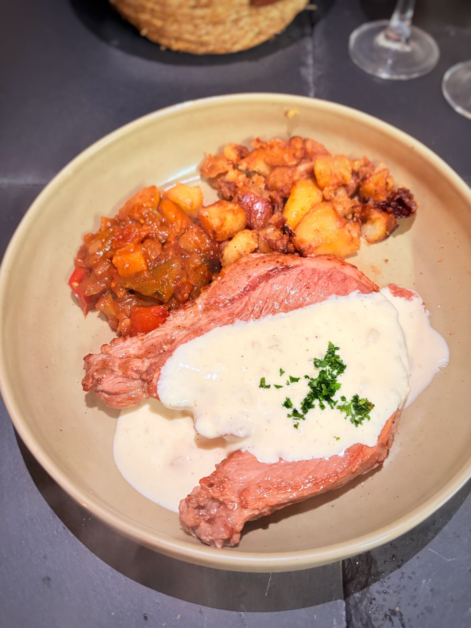 Gigot d’agneau à la crème d’ail