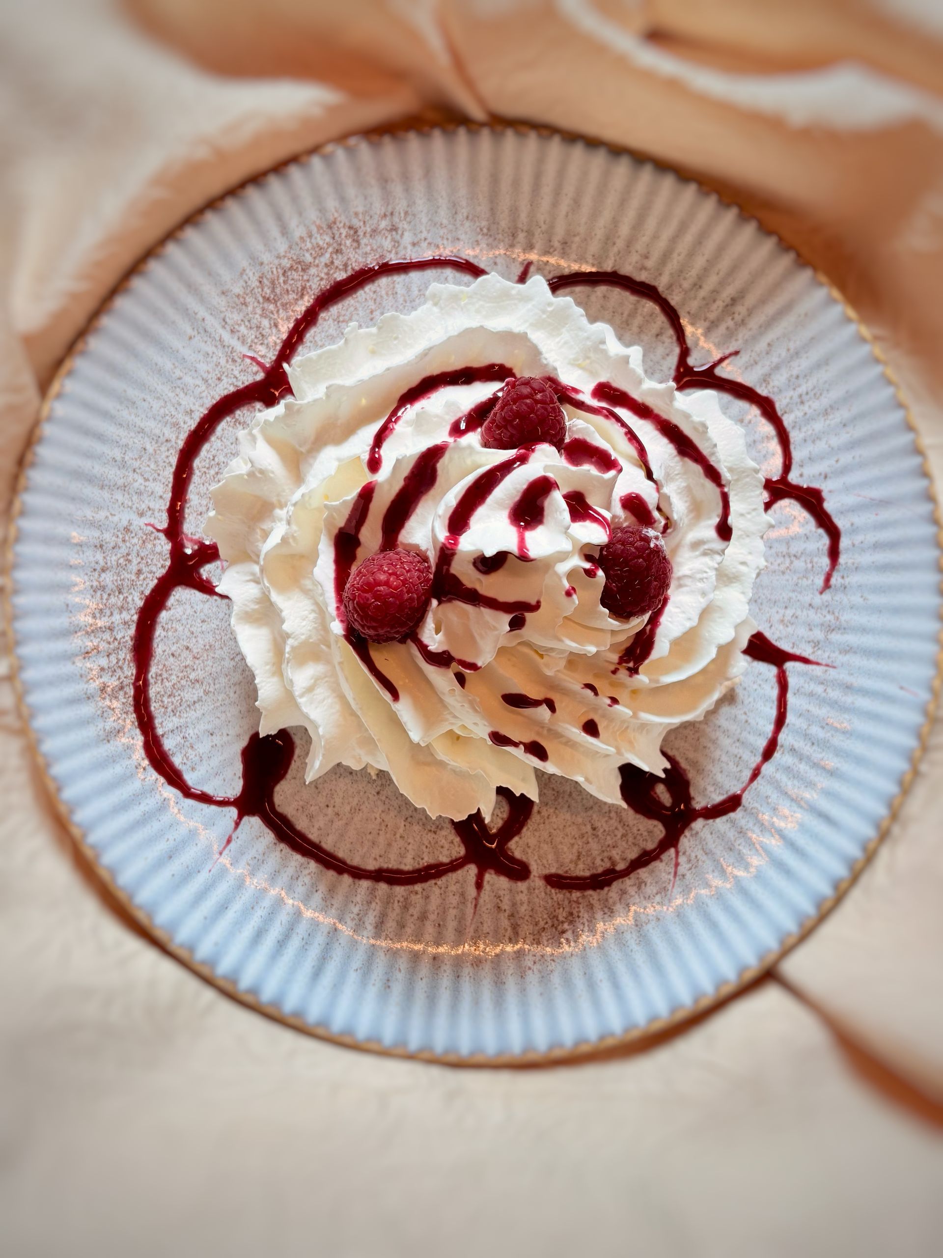 Pavlova glacée aux framboises