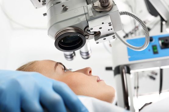 Una mujer está siendo sometida a una cirugía ocular bajo el microscopio.
