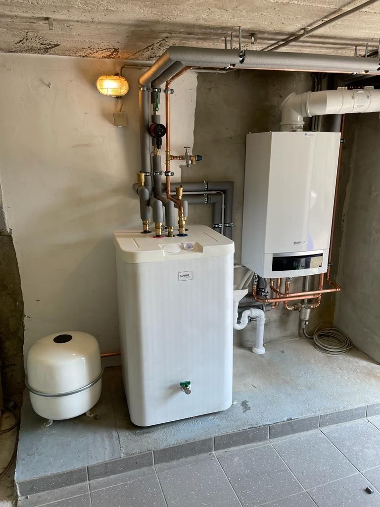 Heizungsinstallation im Keller. Beinhaltet Warmwasserbereiter, Boiler und Ausdehnungsgefäß.