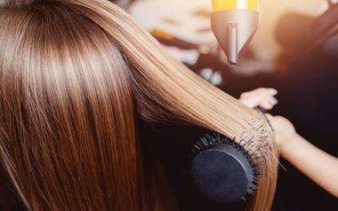 Frau beim Friseur bekommt Extensions