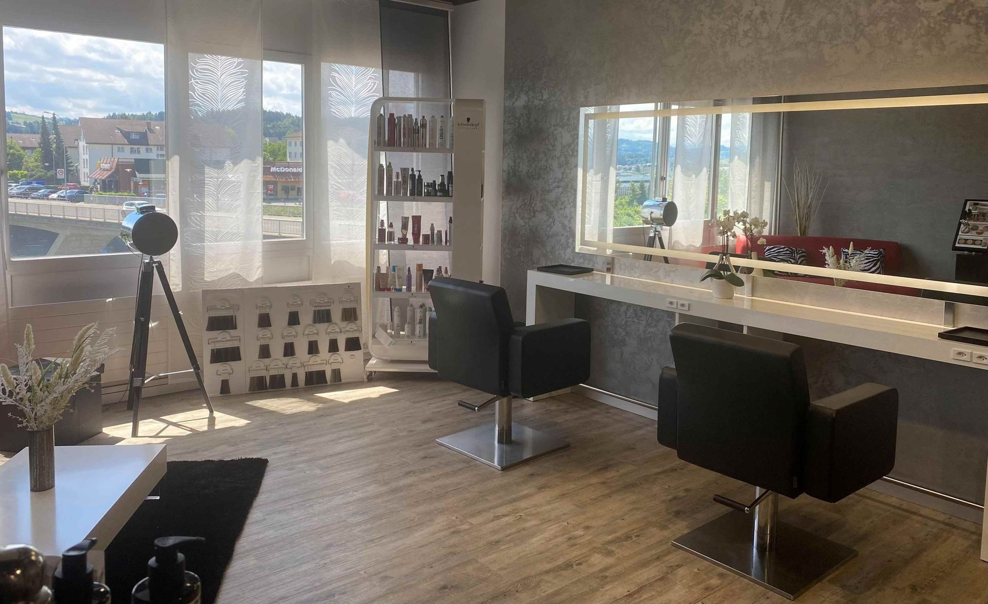 New Hair Style Coiffeursalon bei Sonnenlicht