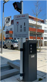 Wegweiser mit Knopf für Fußgänger, Straßenszene.