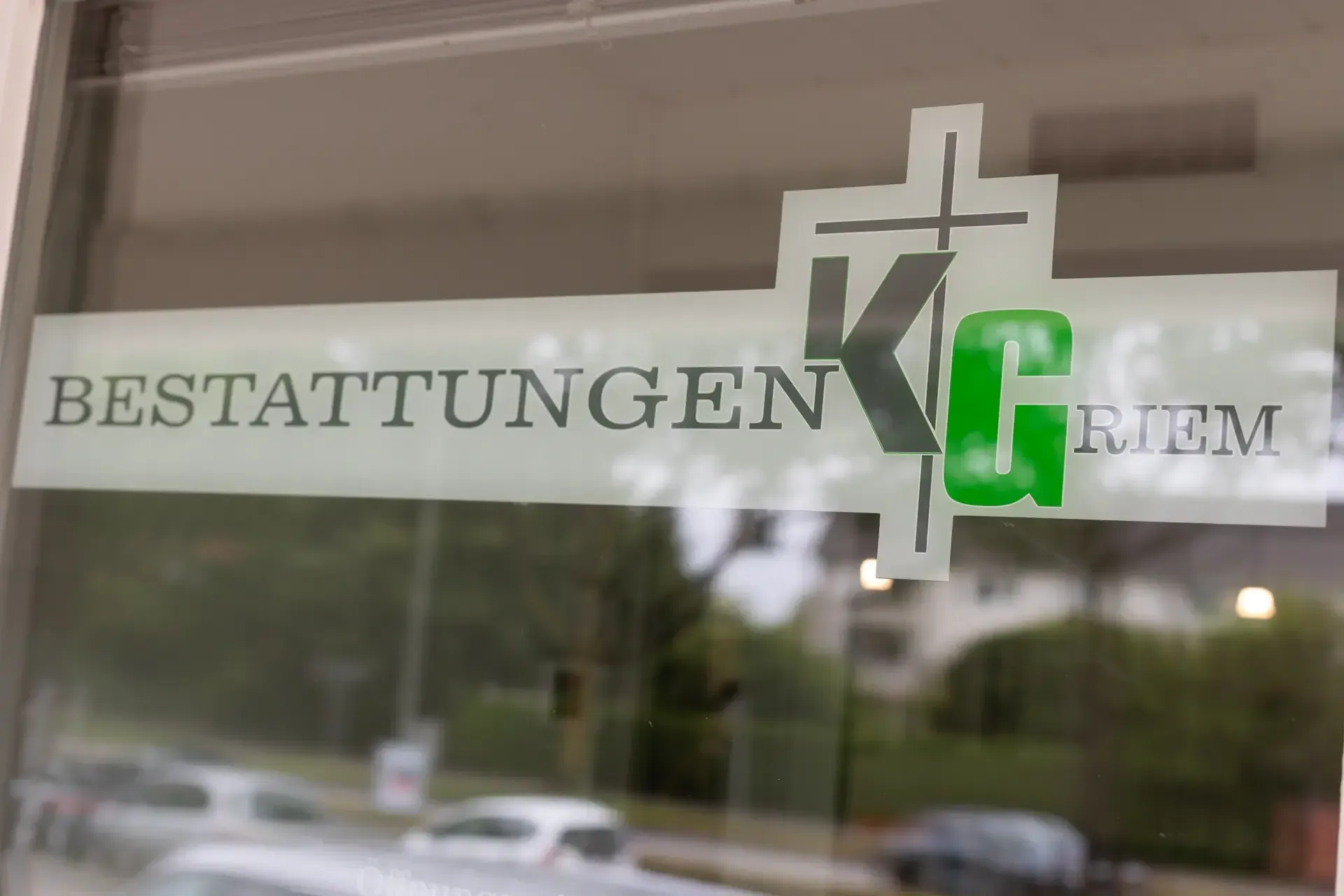 Ein Schild an einem Fenster mit der Aufschrift „Bestattungen Griem“