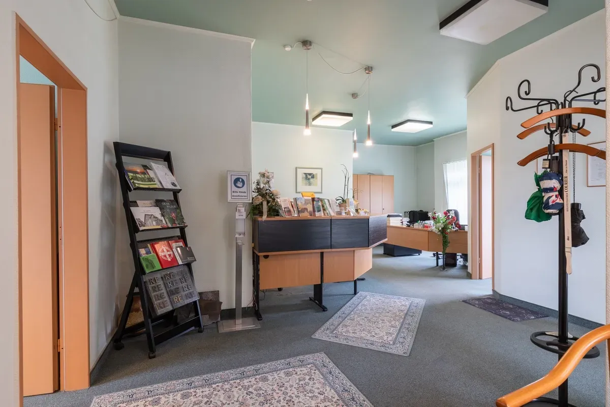 Ein Flur mit Rezeption und Zeitschriftenständer