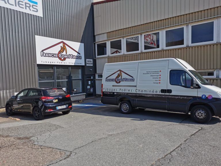 Le camion de l'entreprise stationné devant l'entrée de la société.
