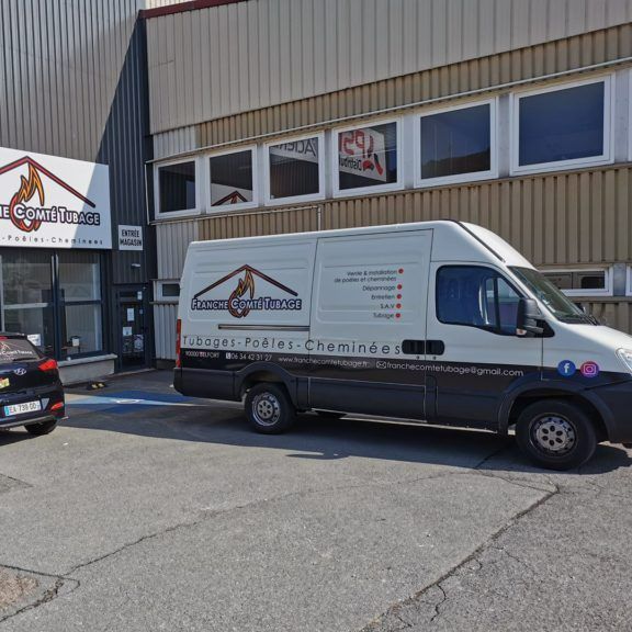 Le camion de Franche Comté Tubage stationné devant la société.