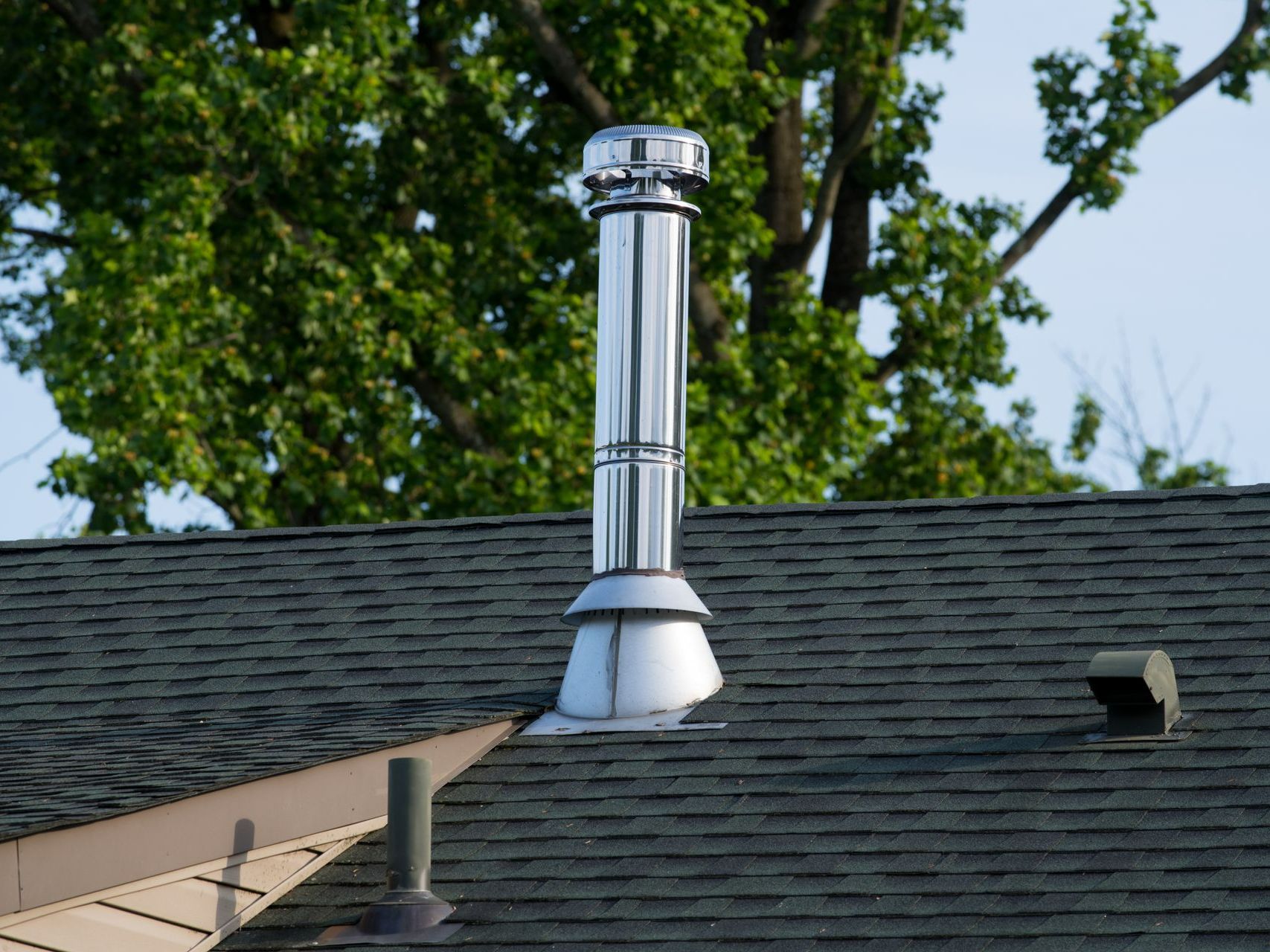 Conduit de chauffage au bois sur le toit d'une maison.