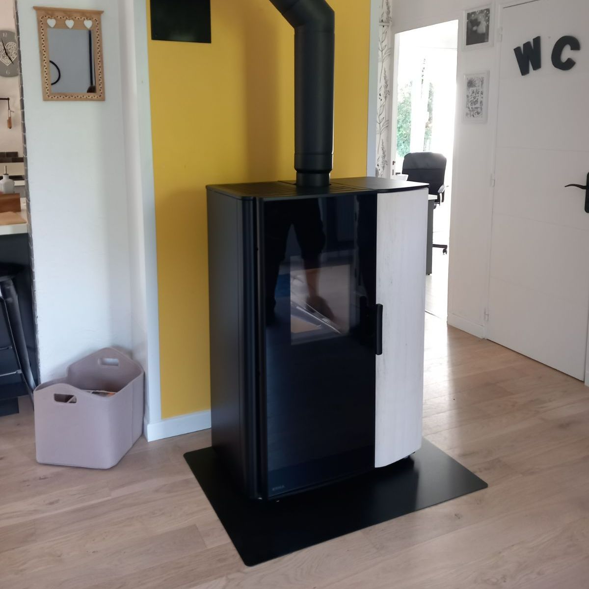 Poêle à granulés installé dans la pièce de vie.