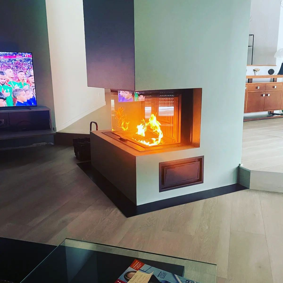 Feu de cheminée dans un insert au centre du salon.
