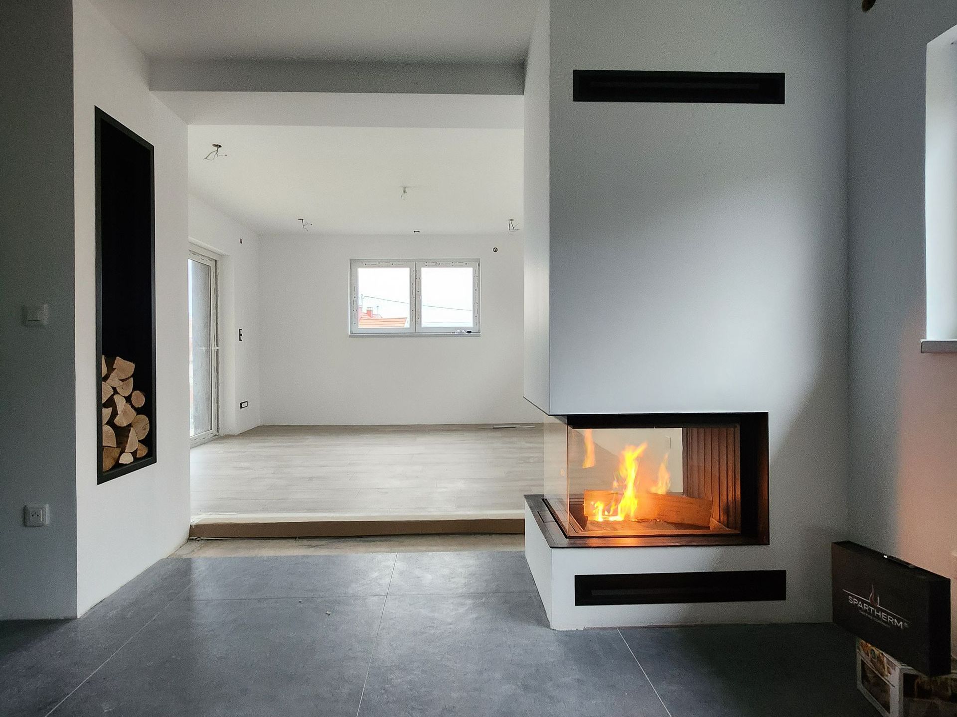 Cheminée avec insert au centre de la pièce.