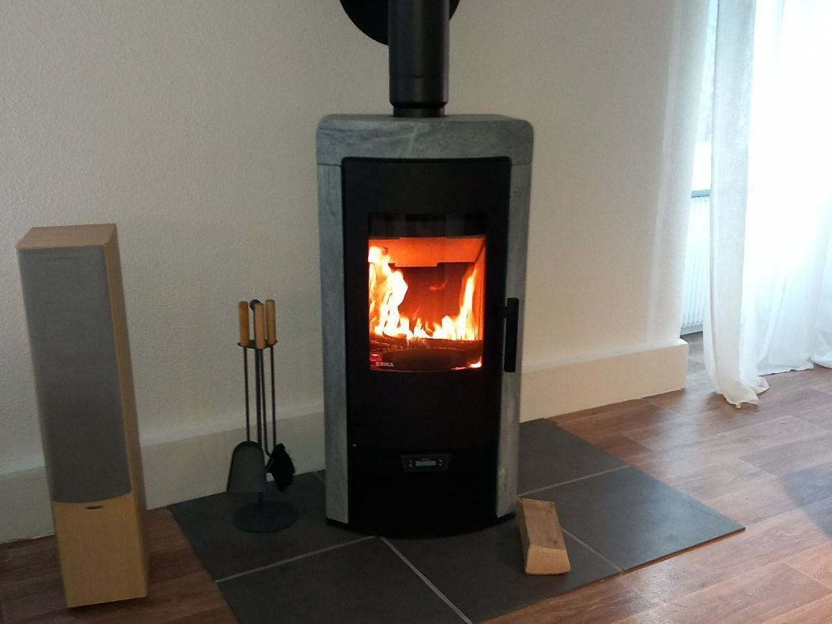 Poêle à bois de marque RIKA.