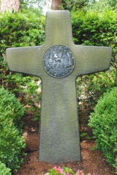 Kreuz-Grabstein gefertigt von Hans-Hubert Mangold