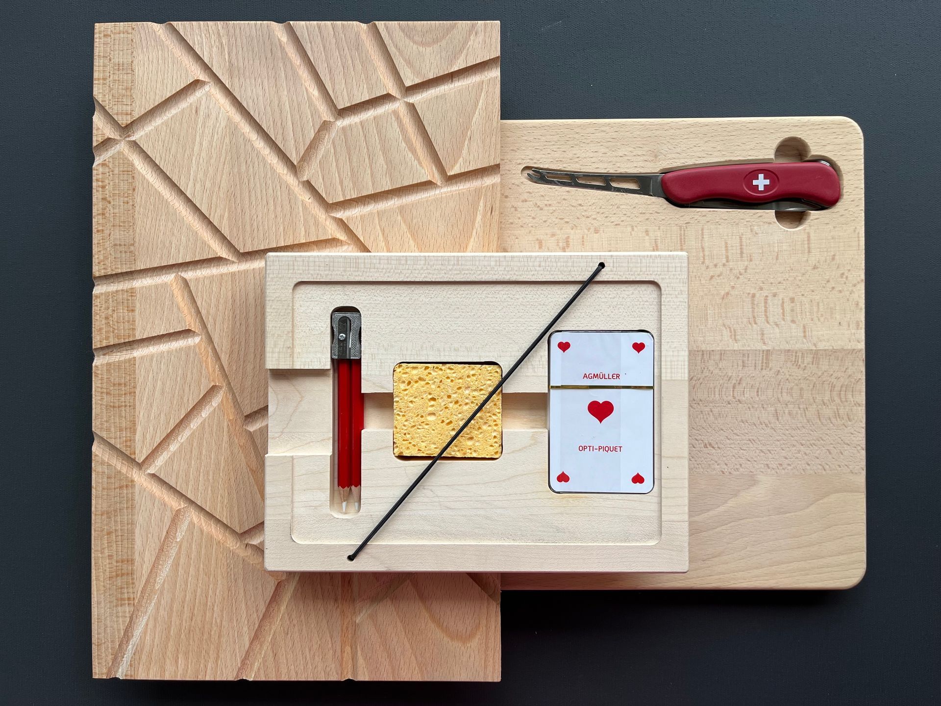 Holzwarenfabrik Müller AG - Verschiedene Holzprodukte vor schwarzem Hintergrund