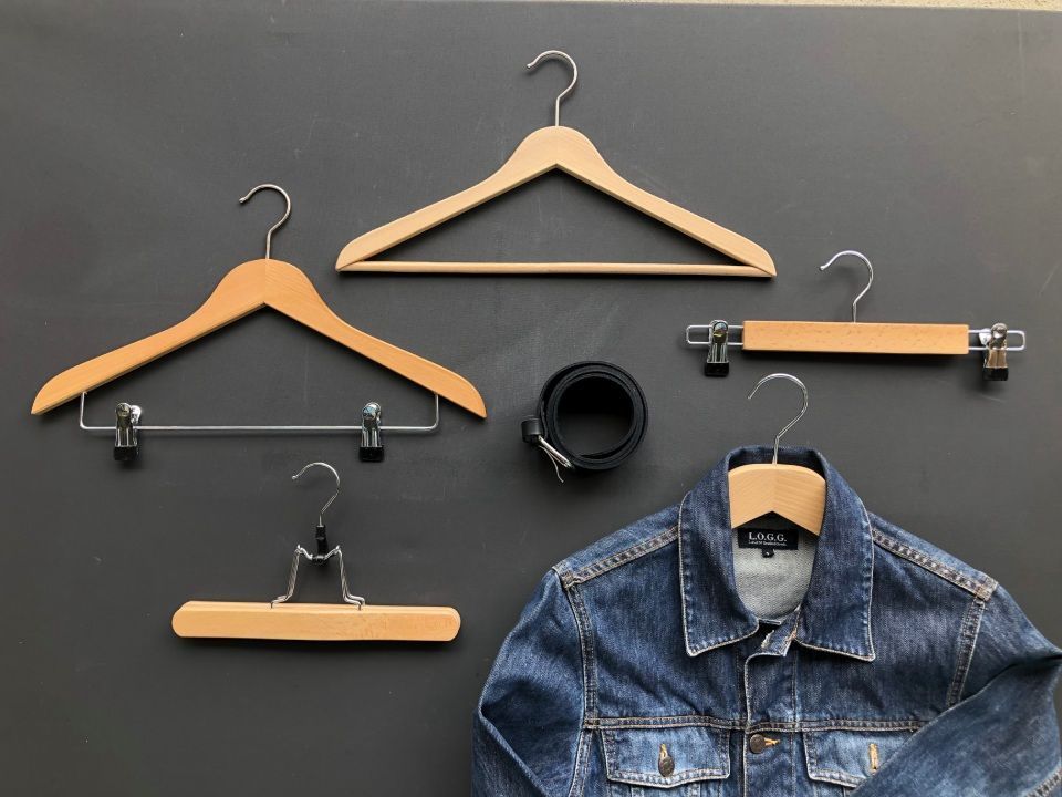 Holzwarenfabrik Müller AG - Kleiderbügel aus Holz in verschiedenen Grössen und Formen