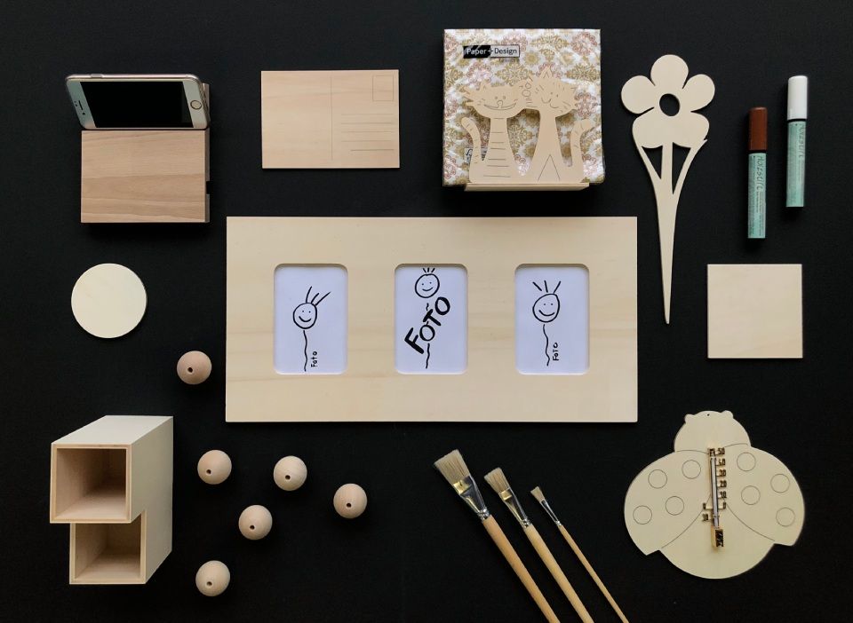 Holzwarenfabrik Müller AG - Verschiedene Dekoelemente aus Holz vor schwarzem Hintergrund