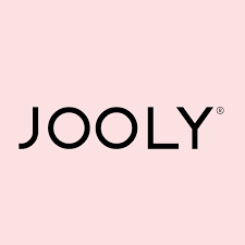 Das Logo von Jooly ist auf einem rosa Hintergrund.