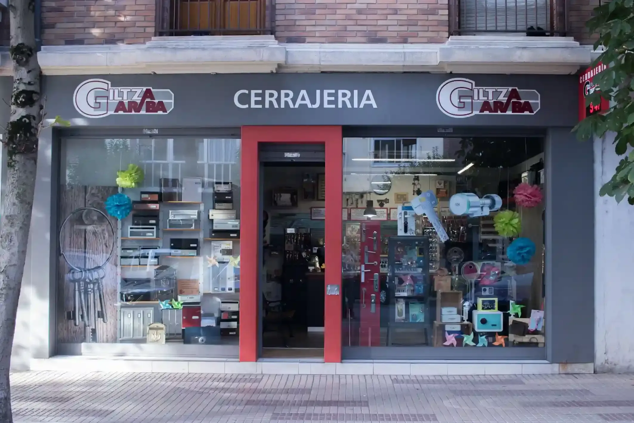 Un frente de tienda con un cartel que dice cerrajería