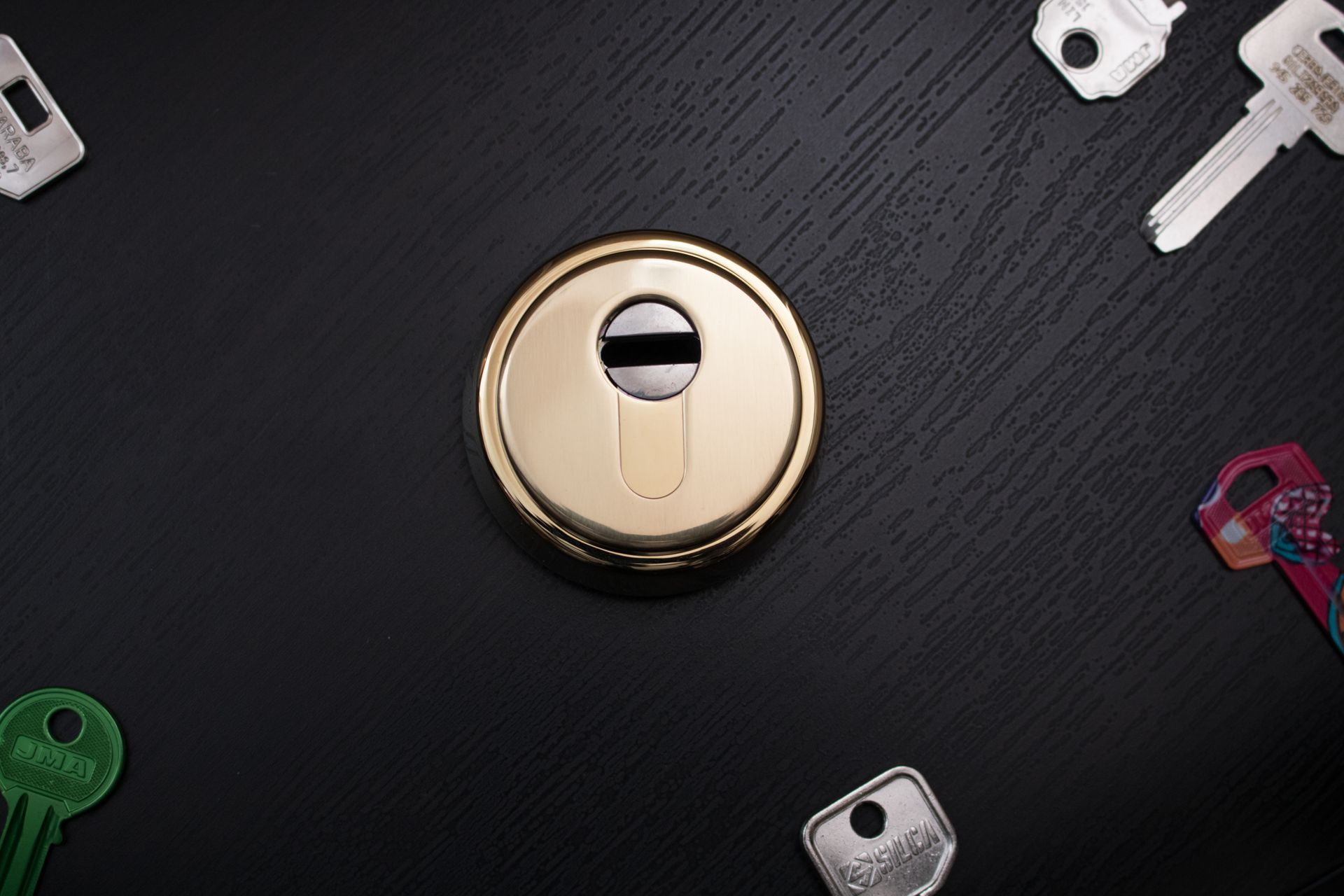 Hay muchos tipos diferentes de llaves sobre la mesa.