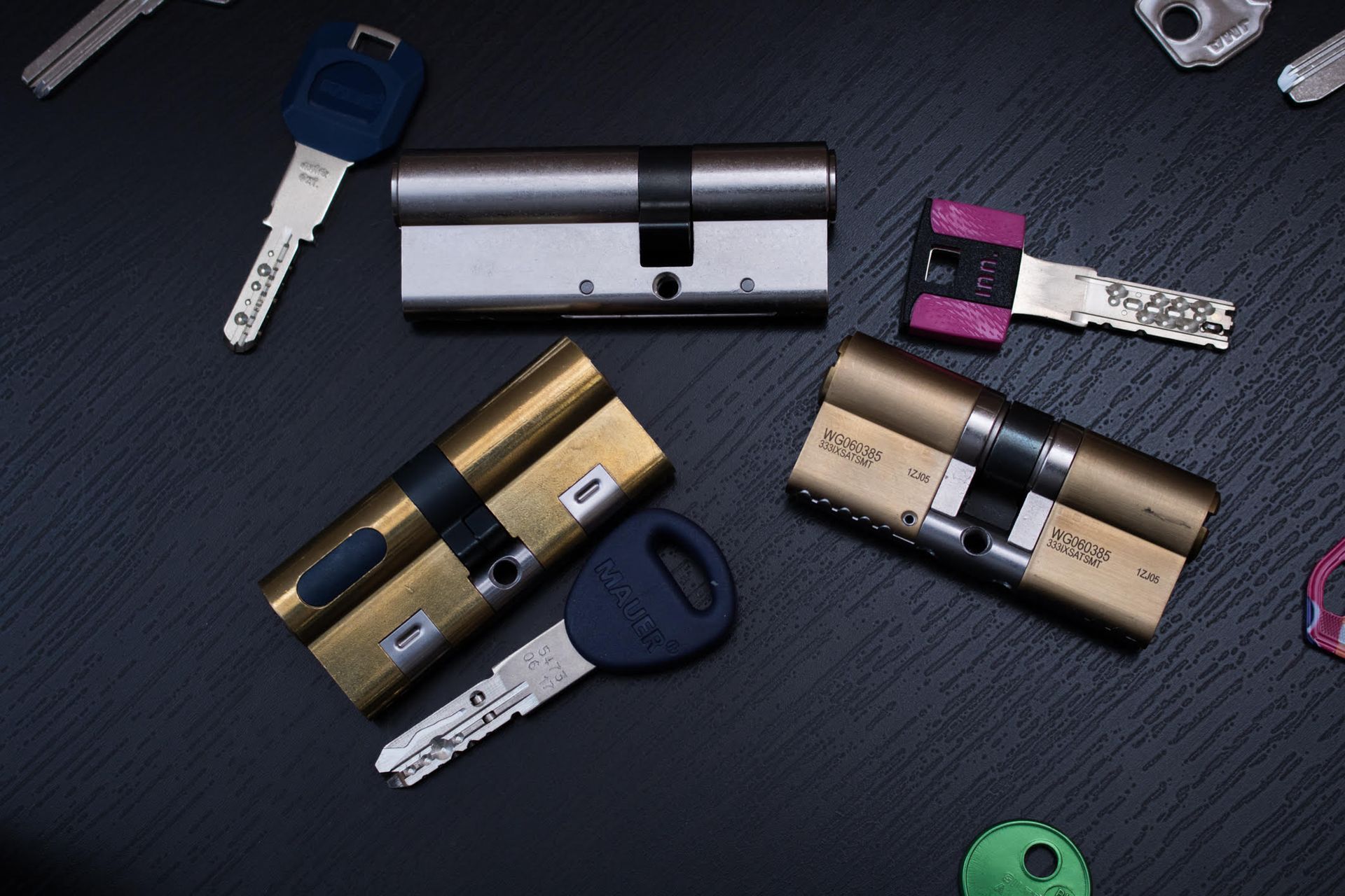 Un montón de diferentes tipos de cerraduras y llaves sobre una mesa.