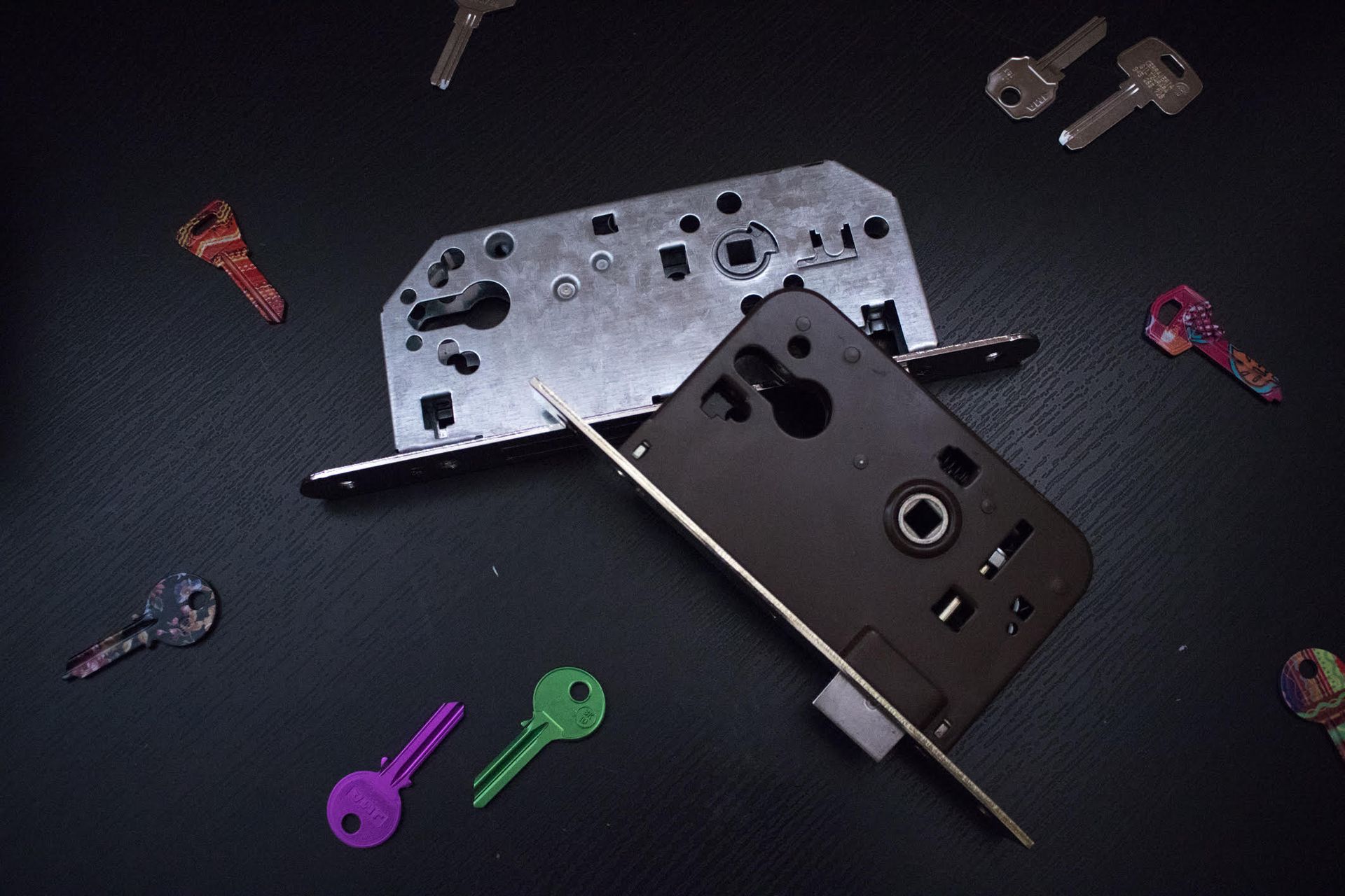 Hay un manojo de llaves tirado alrededor de la cerradura de una puerta.