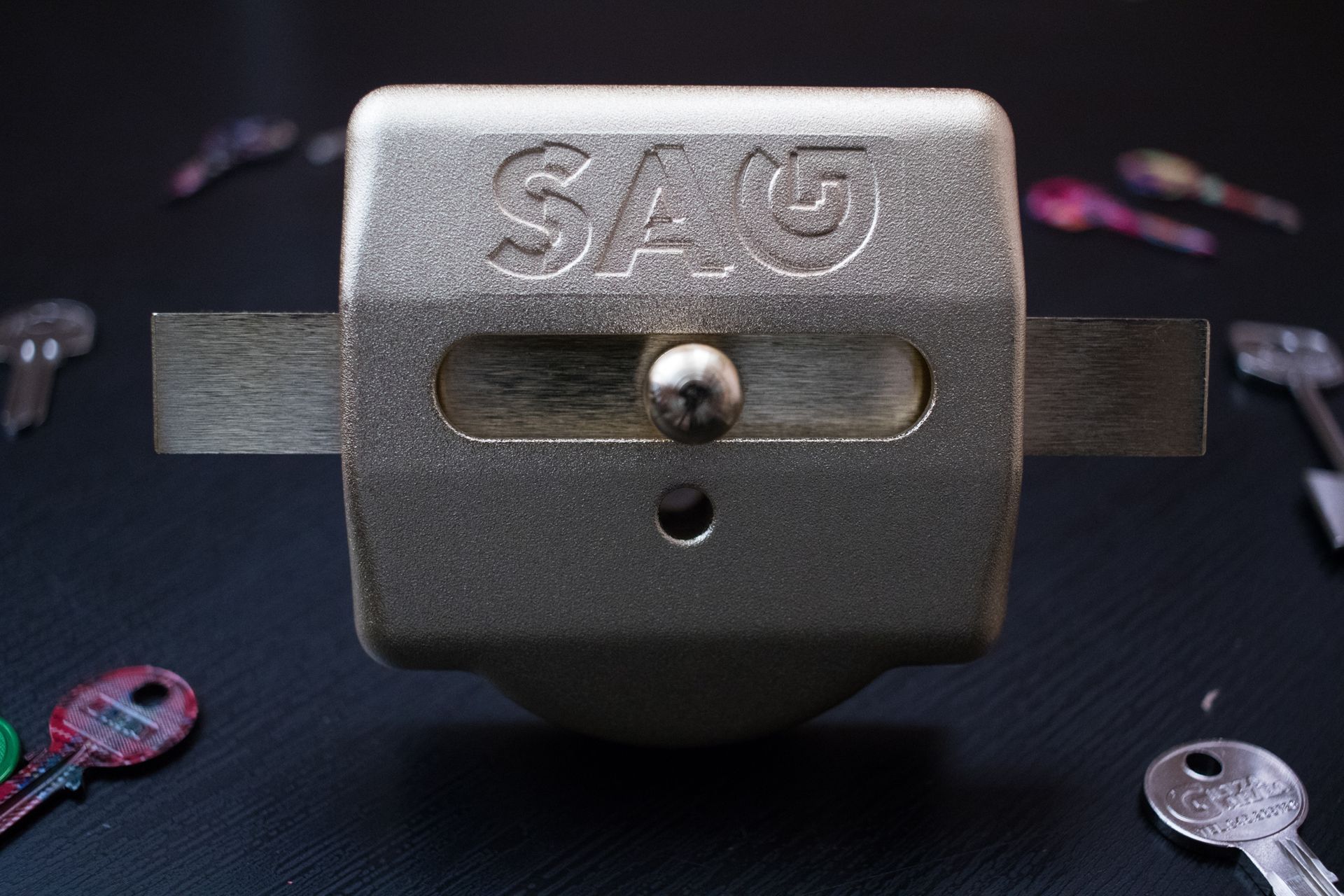 Una cerradura con la palabra sag está rodeada de llaves.