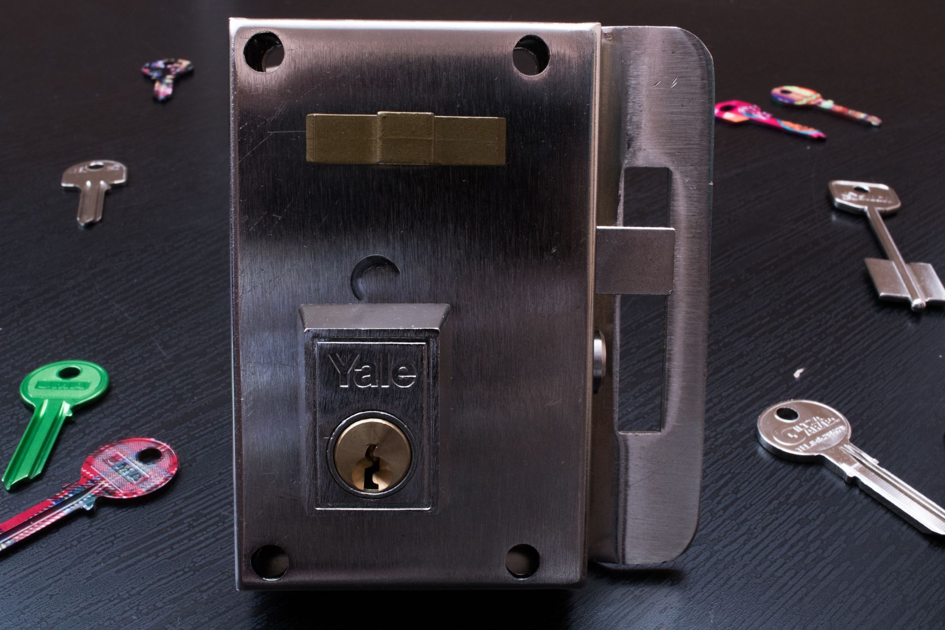 Una cerradura de acero inoxidable con la palabra Yale en ella.