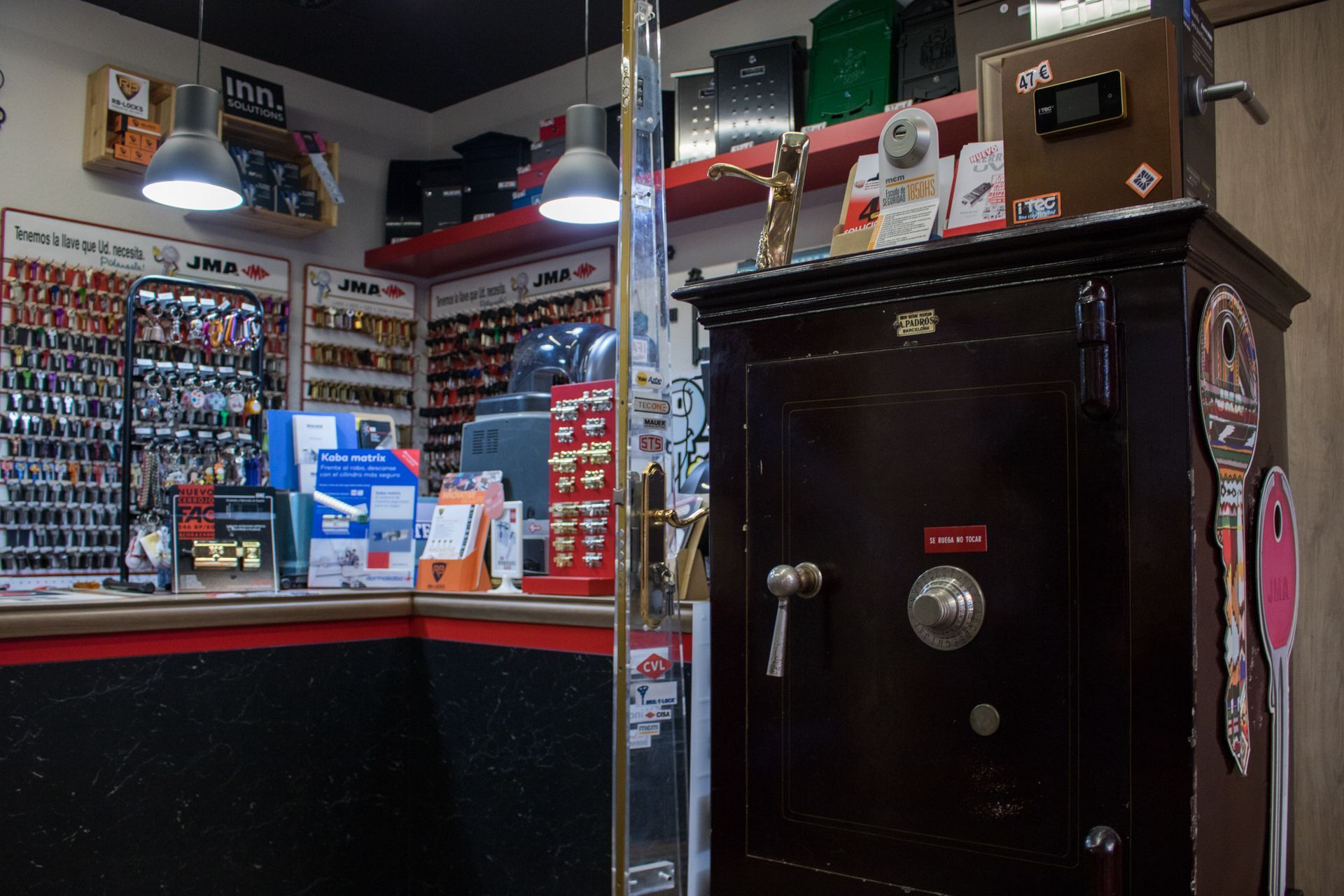 Una caja fuerte está encima de un mostrador en una tienda.