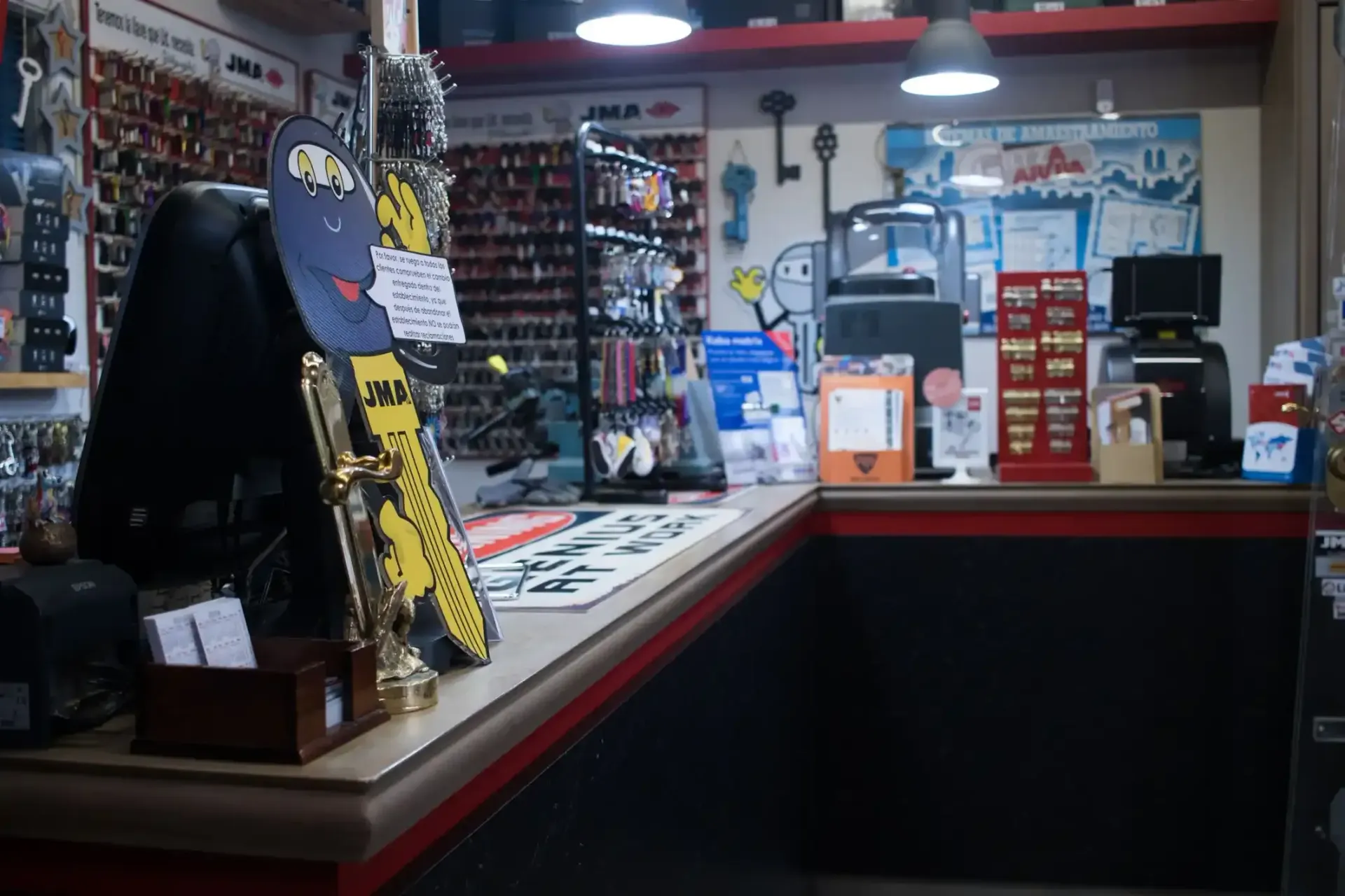 Una imagen borrosa de una tienda con un cartel que dice