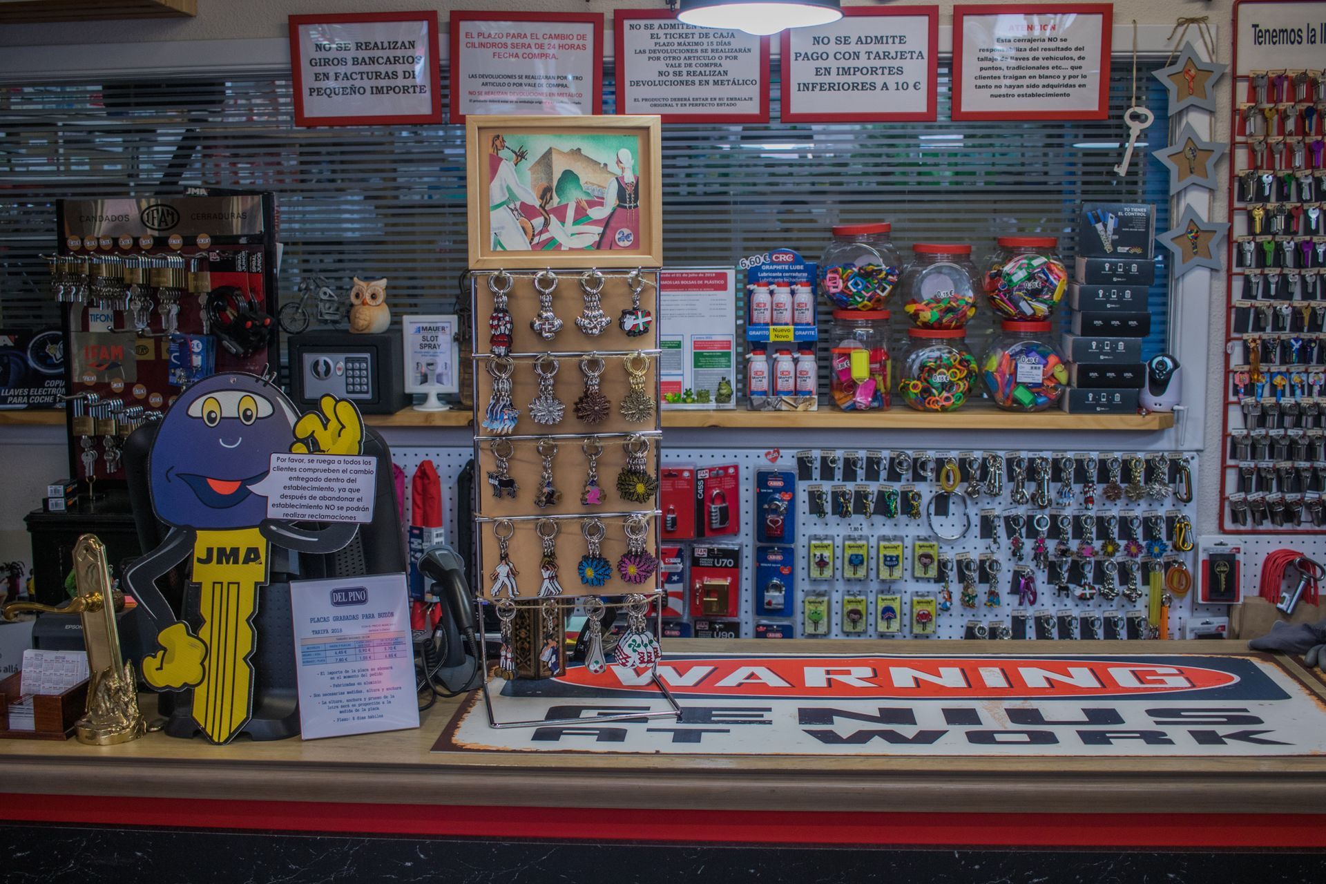 Un escaparate con un cartel que dice