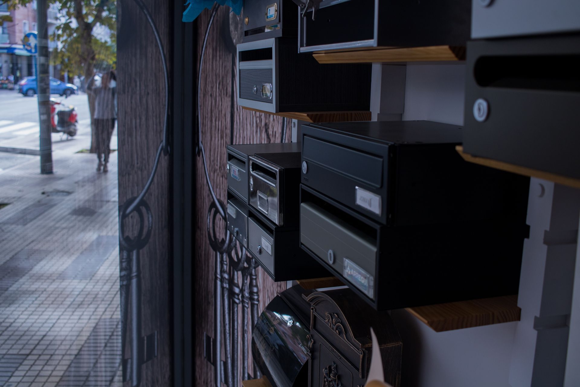Una fila de buzones están alineados en una pared en una tienda.