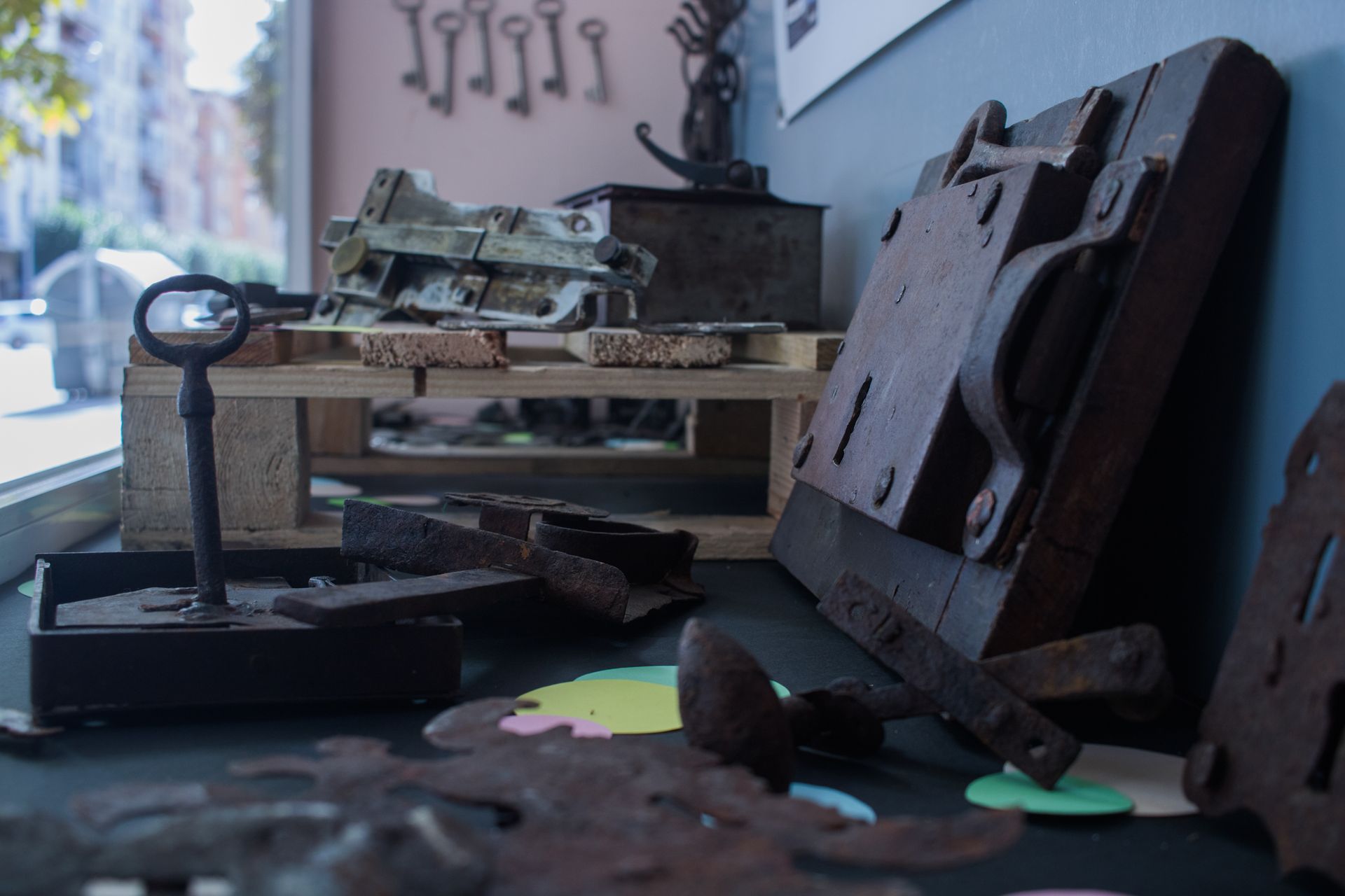 Una lupa está sobre una mesa al lado de un trozo de madera.