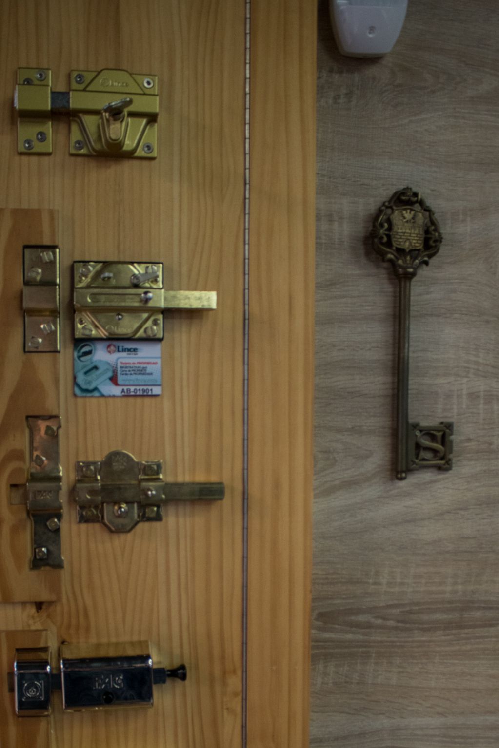 Una puerta de madera con cerraduras y una llave.