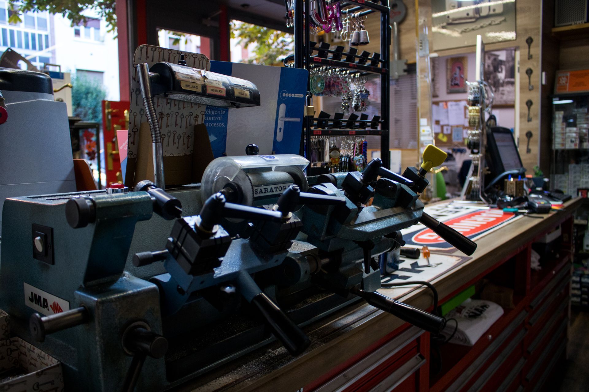 Una máquina está sobre un mostrador en una tienda.