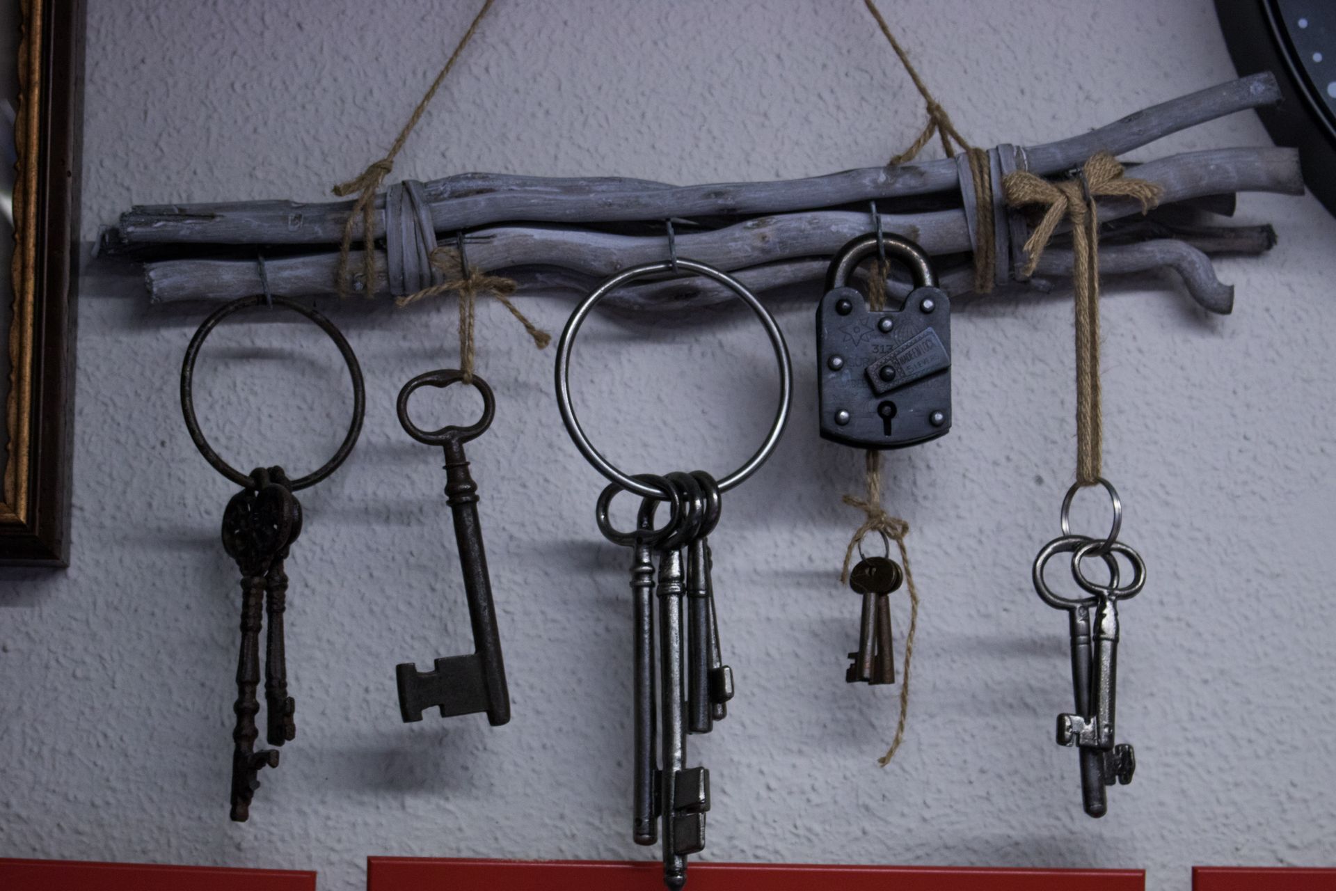 Un manojo de llaves colgando de una cuerda en una pared.