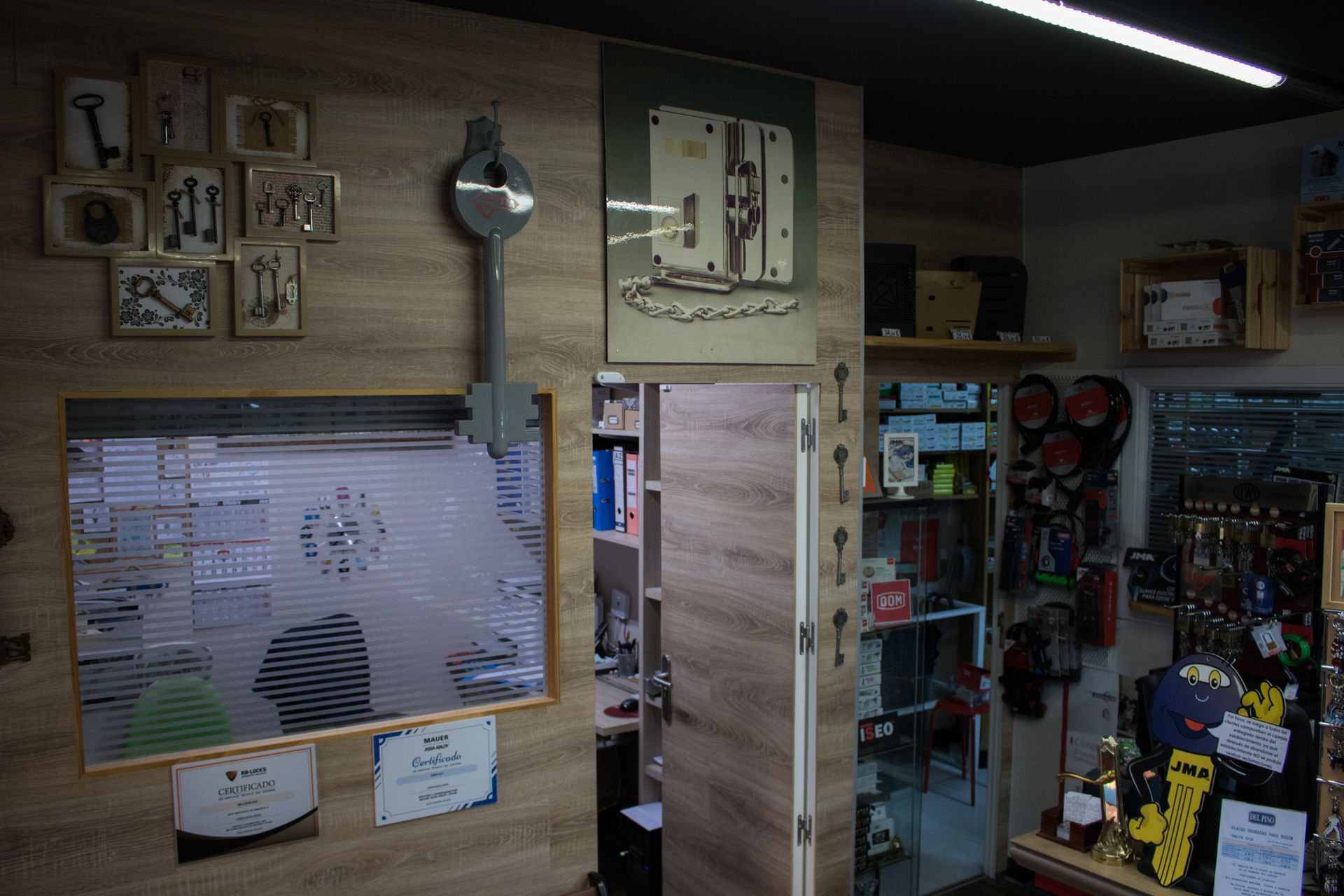 Una habitación con una pared de madera y un reloj en la pared.