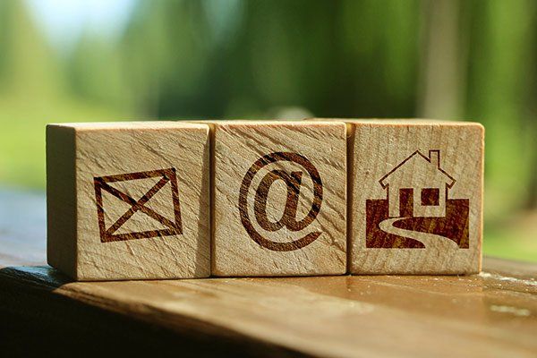 Holzwüfel mit Kontaktsymbolen