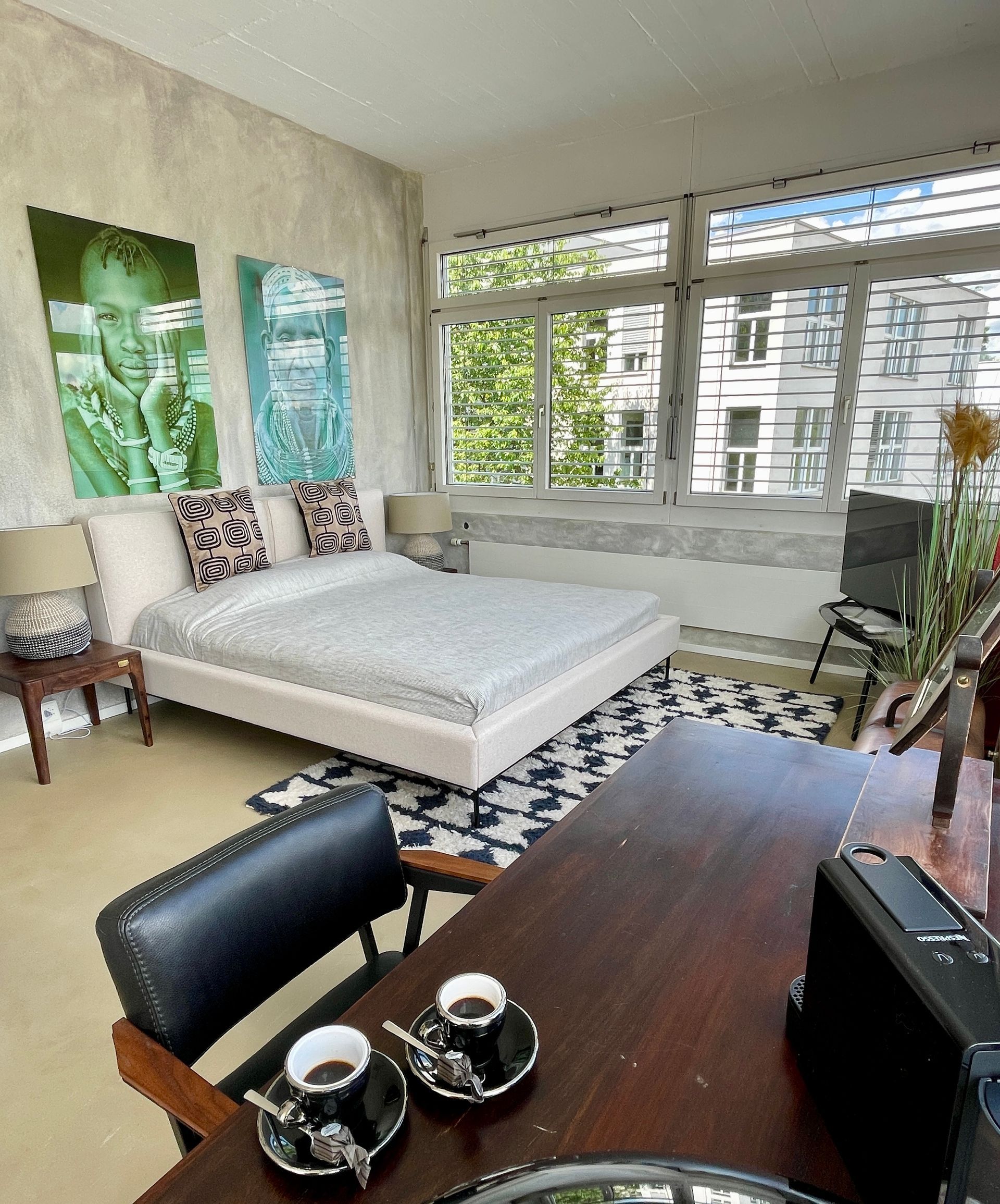 Ein Schlafzimmer mit einem großen Bett und einem Tisch und Stühlen