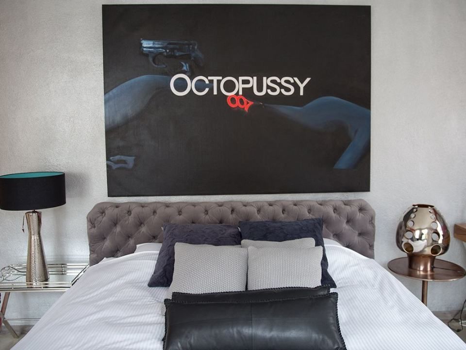 James Bond-Zimmerbett im Hotel vom No1 Lifestyle Store