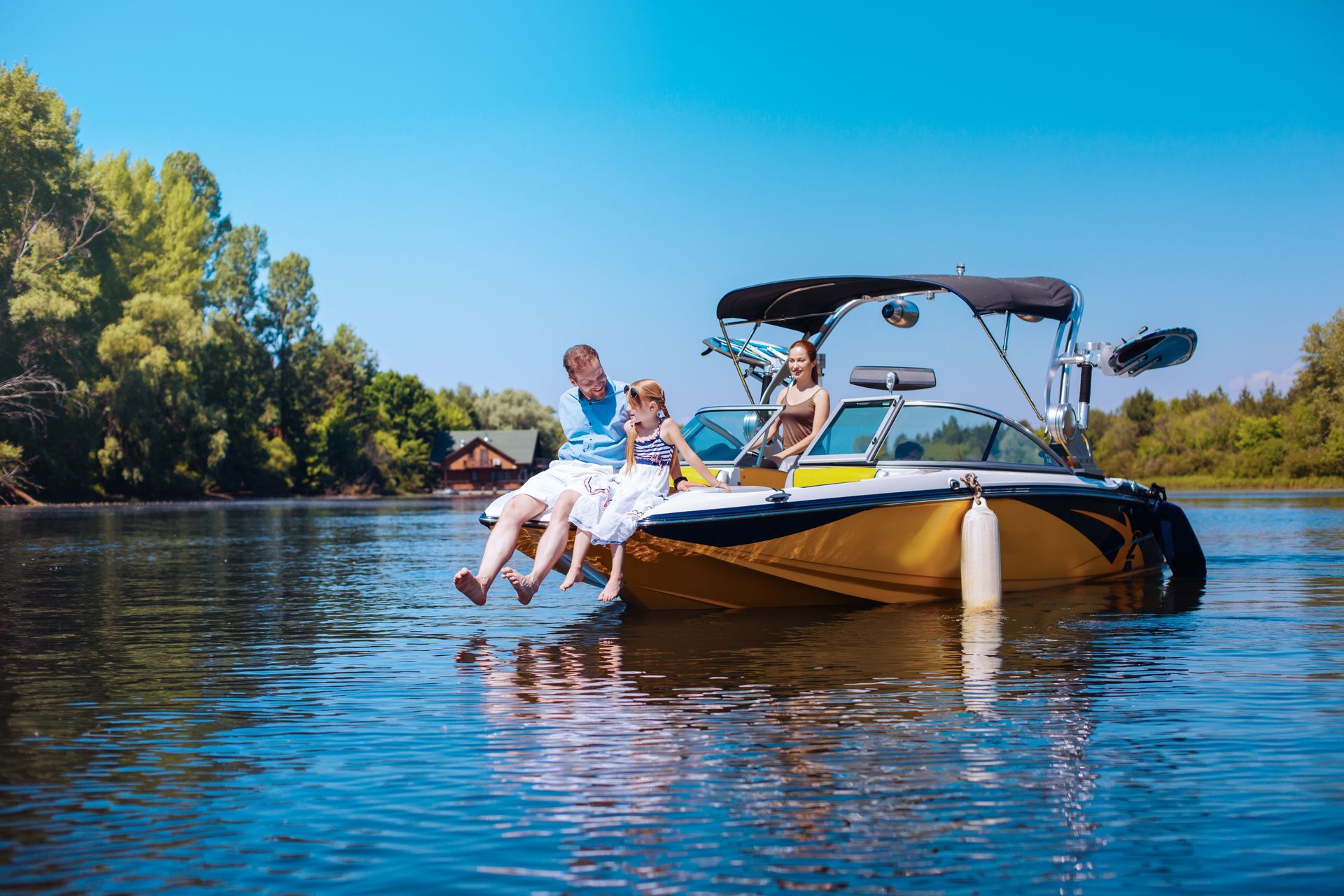 Famille sur un bateau jaune