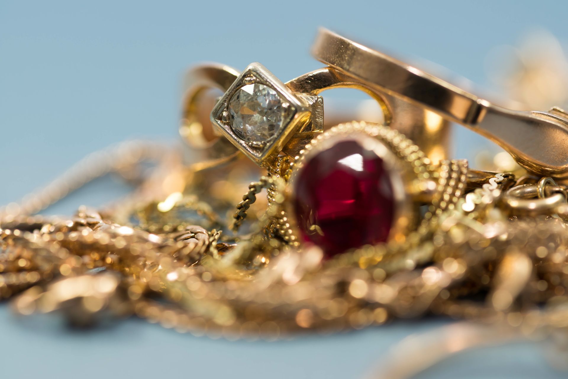 Bijoux avec un diamant et un rubis