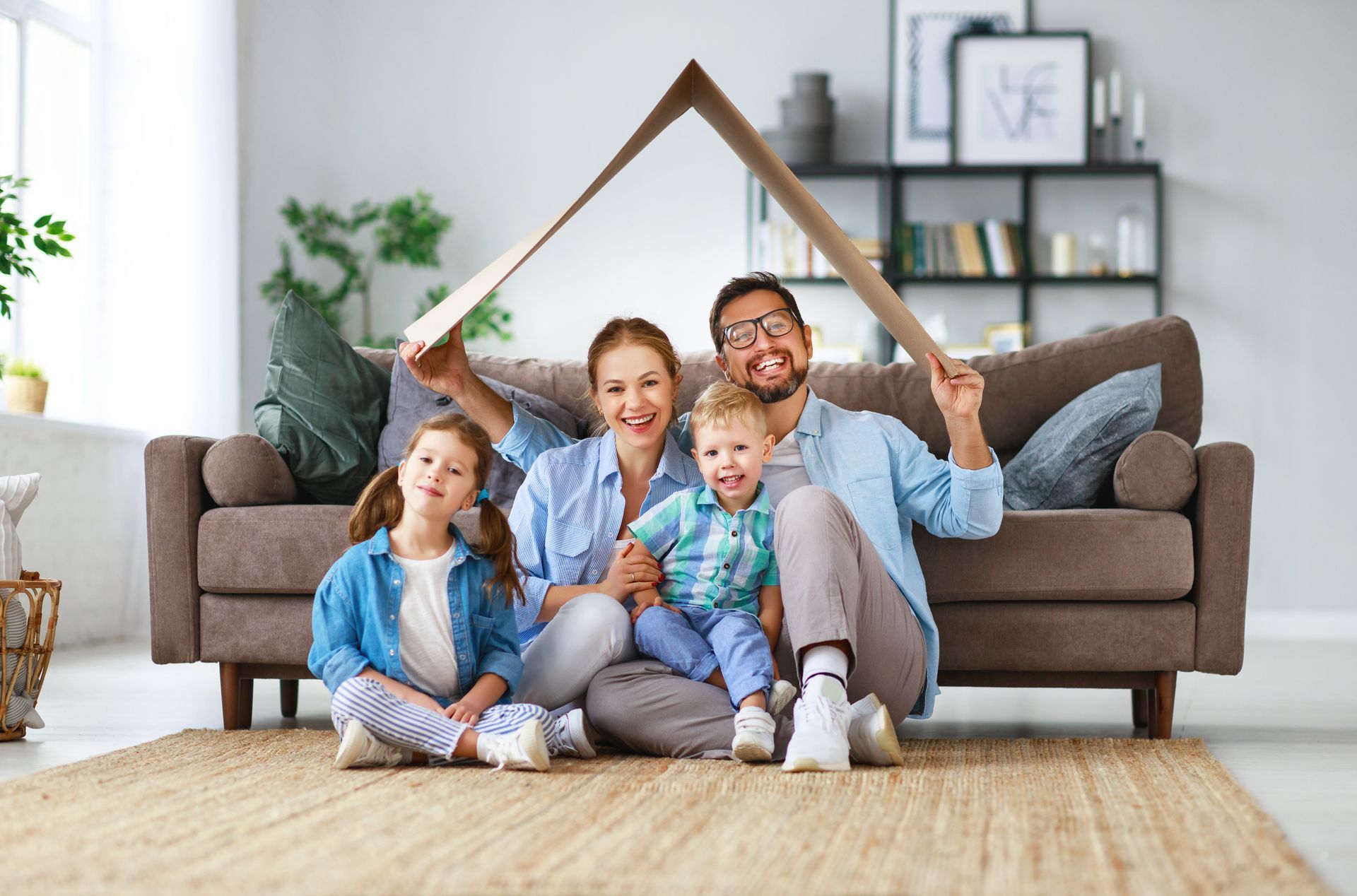 Famille avec un toit en carton