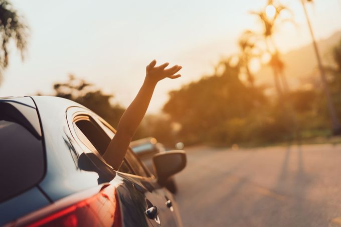 Voiture avec un bras par la fenêtre